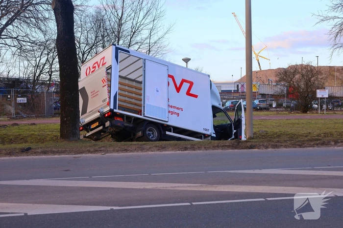 Bakwagen rijdt de sloot in
