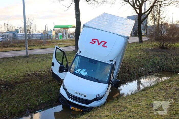 Bakwagen rijdt de sloot in