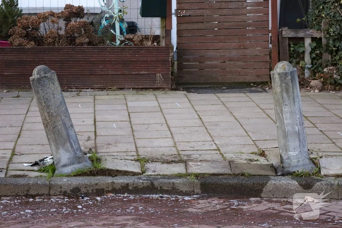 Automobilist rijdt tegen betonnen paal
