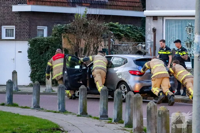 Automobilist rijdt tegen betonnen paal
