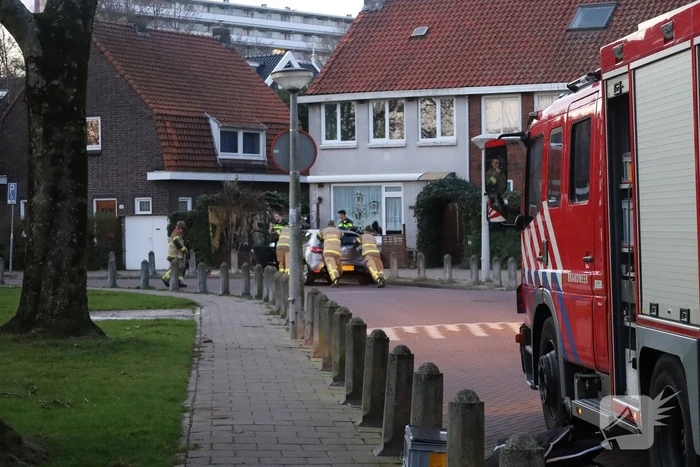 Automobilist rijdt tegen betonnen paal