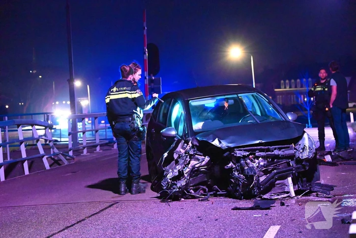 Flinke schade nadat auto tegen brugleuning botst