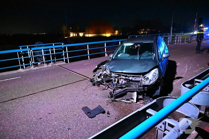 Flinke schade nadat auto tegen brugleuning botst