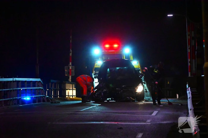 Flinke schade nadat auto tegen brugleuning botst
