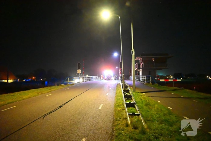 Flinke schade nadat auto tegen brugleuning botst