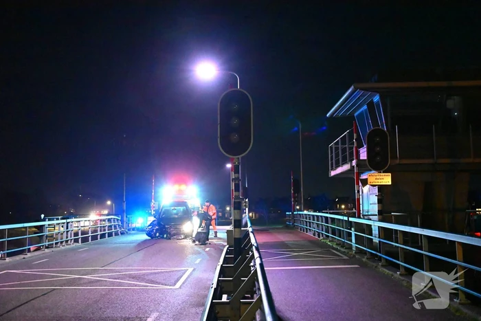 Flinke schade nadat auto tegen brugleuning botst