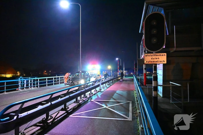 Flinke schade nadat auto tegen brugleuning botst