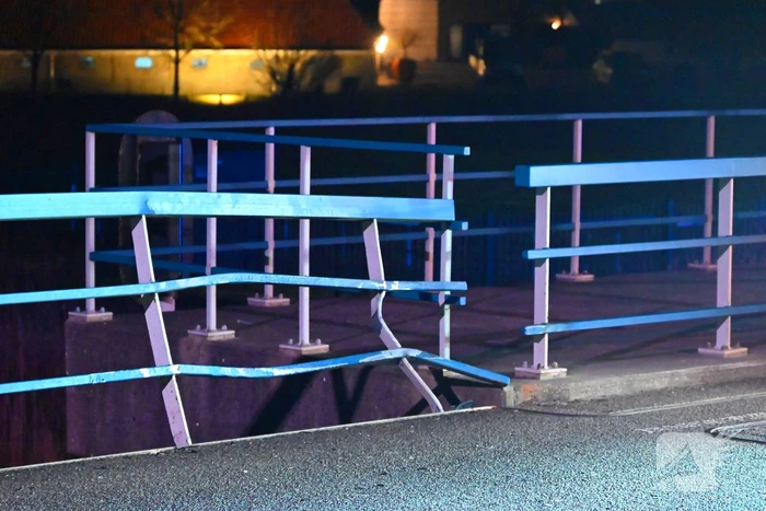 Flinke schade nadat auto tegen brugleuning botst