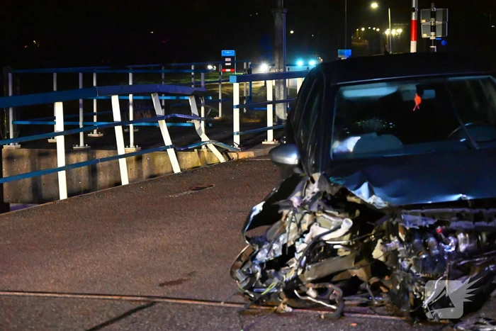 Flinke schade nadat auto tegen brugleuning botst