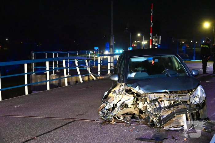 Flinke schade nadat auto tegen brugleuning botst