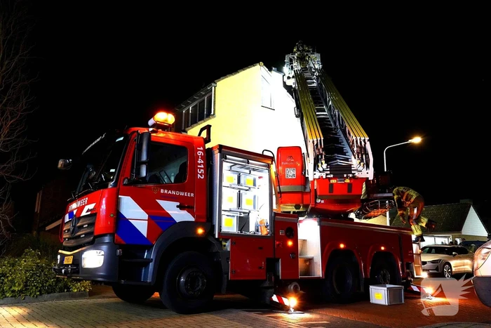 Brandweer inspecteert schoorsteen na brand