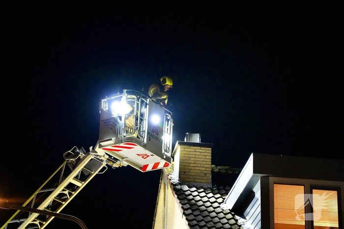 Brandweer inspecteert schoorsteen na brand