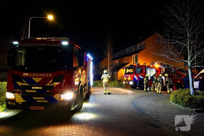 Brandweer inspecteert schoorsteen na brand