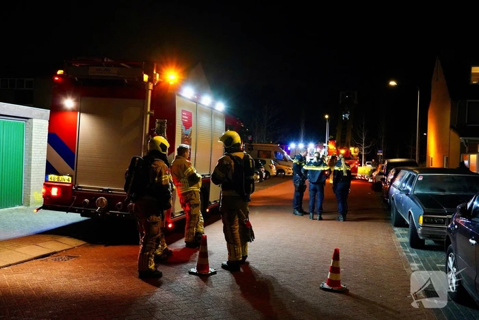 Brandweer inspecteert schoorsteen na brand