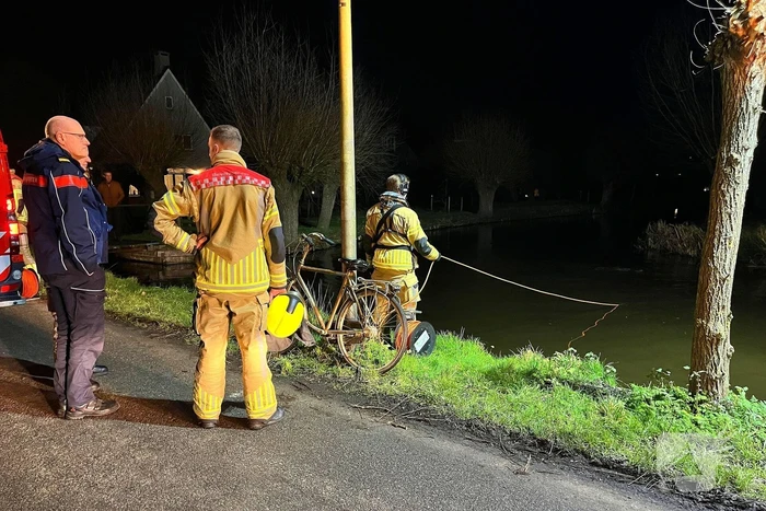 Brandweer zoekt naar persoon in water