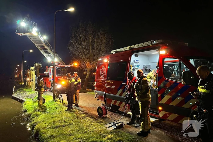 Brandweer zoekt naar persoon in water
