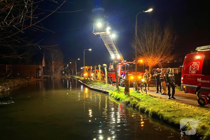 Brandweer zoekt naar persoon in water