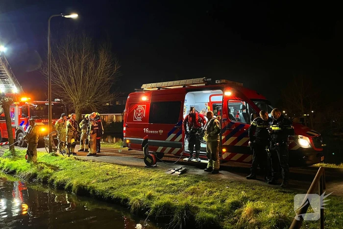 Brandweer zoekt naar persoon in water