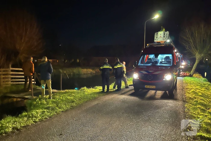 Brandweer zoekt naar persoon in water