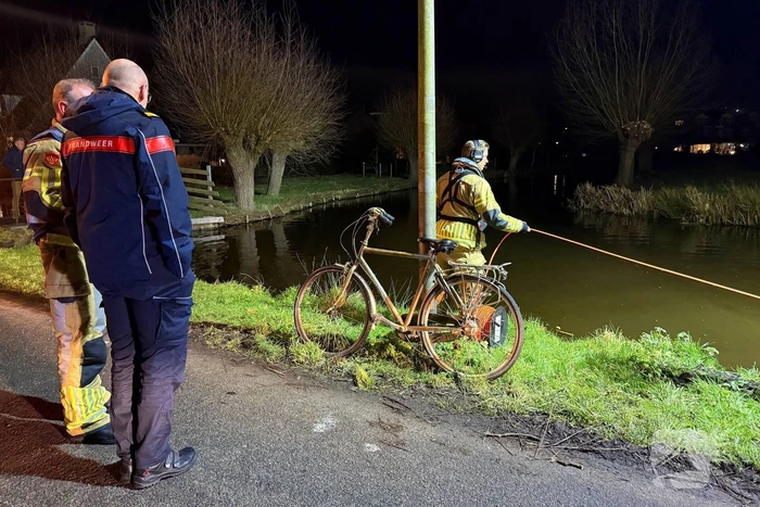 Brandweer zoekt naar persoon in water