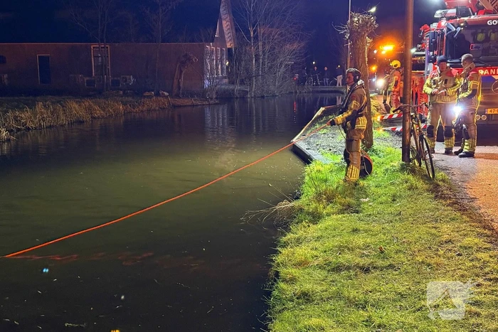 Brandweer zoekt naar persoon in water