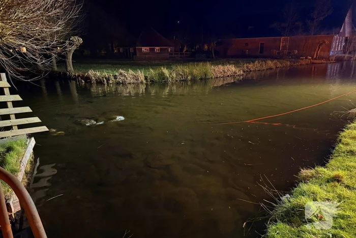 Brandweer zoekt naar persoon in water