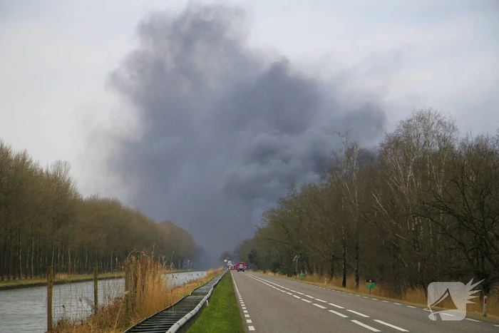 Flinke rook ontwikkeling bij grote brand