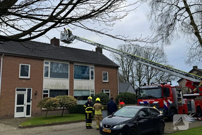 Brandweer inspecteert schoorsteen na brand