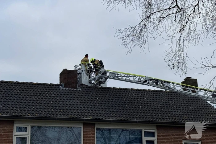 Brandweer inspecteert schoorsteen na brand