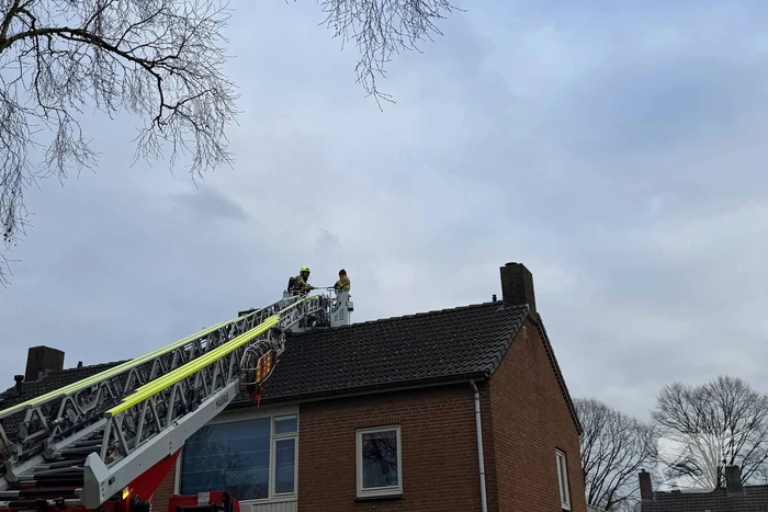 Brandweer inspecteert schoorsteen na brand