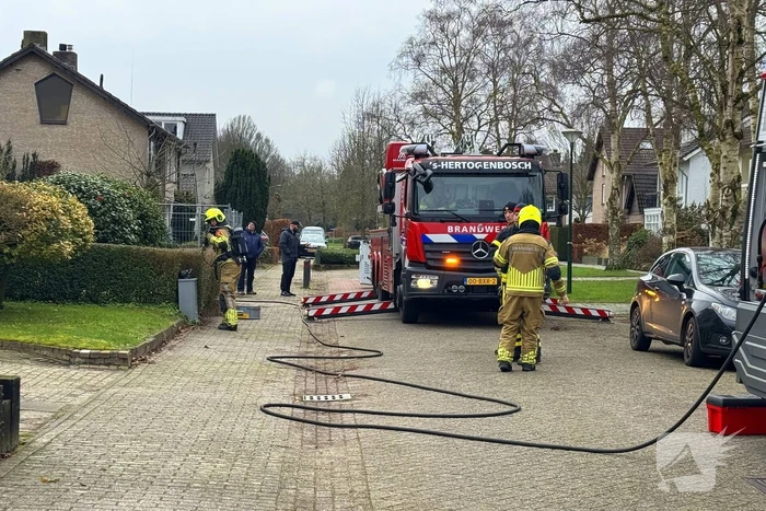 Brandweer inspecteert schoorsteen na brand