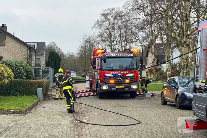 Brandweer inspecteert schoorsteen na brand