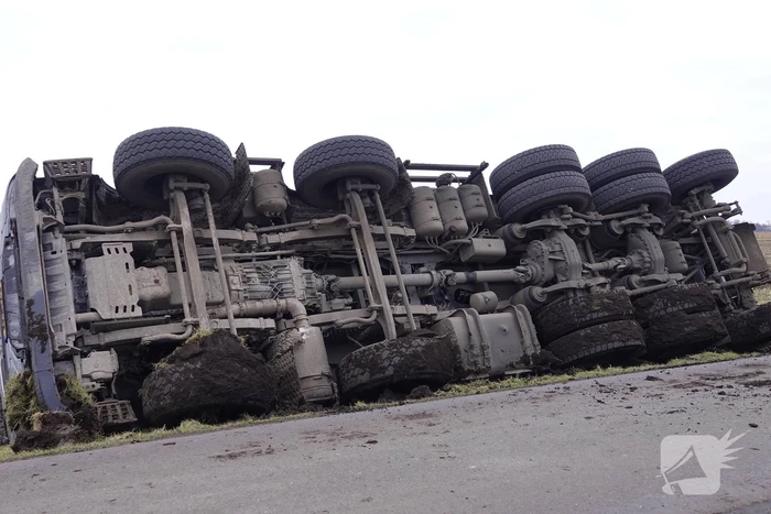 Vrachtwagen kantelt en belandt in sloot