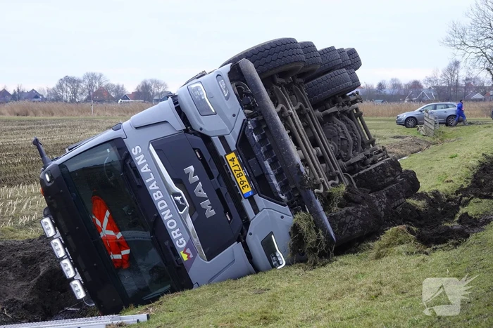 Vrachtwagen kantelt en belandt in sloot