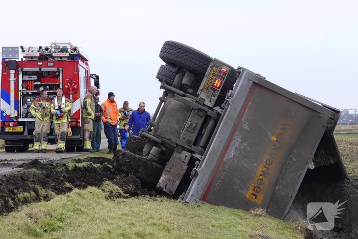 Vrachtwagen kantelt en belandt in sloot