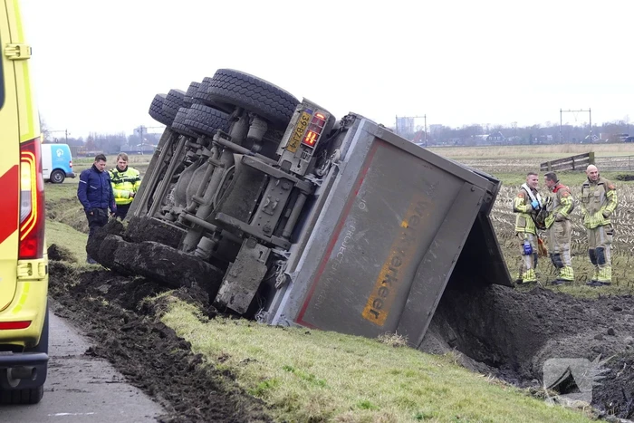 Vrachtwagen kantelt en belandt in sloot