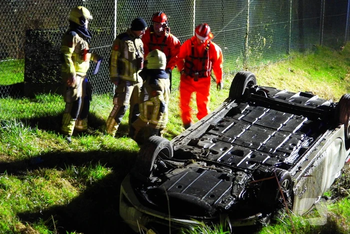 Auto slaat over de kop in de sloot