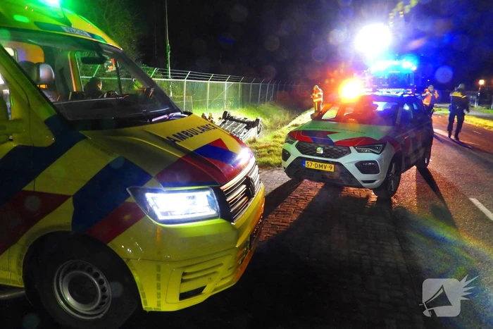 Auto slaat over de kop in de sloot