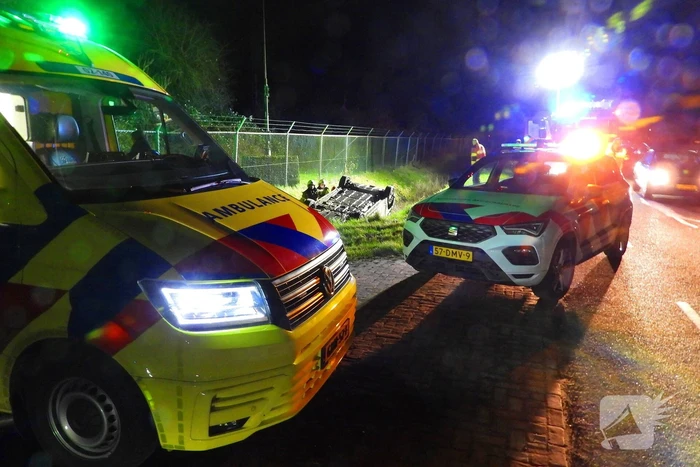 Auto slaat over de kop in de sloot