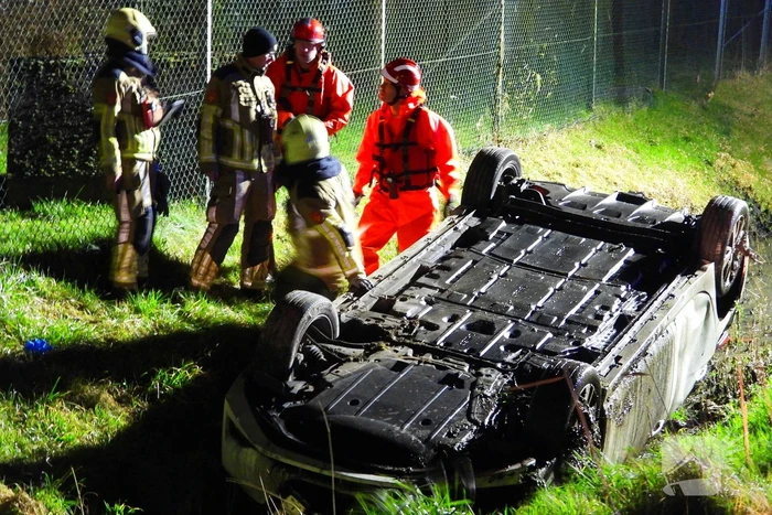 Auto slaat over de kop in de sloot