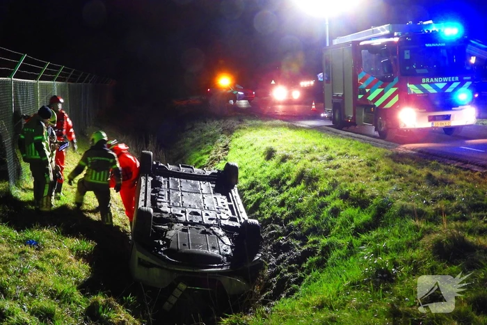 Auto slaat over de kop in de sloot