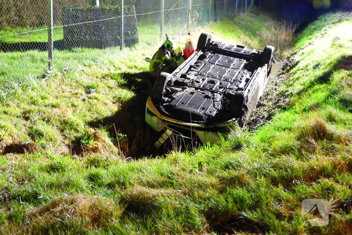 Auto slaat over de kop in de sloot
