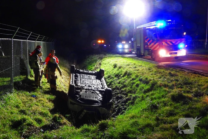 Auto slaat over de kop in de sloot