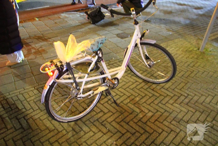 Vrouw gewond bij botsing tussen fietser en auto