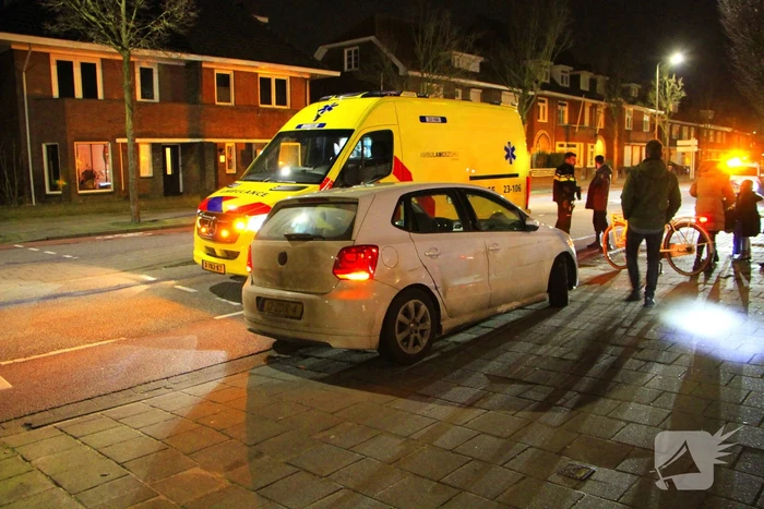 Vrouw gewond bij botsing tussen fietser en auto