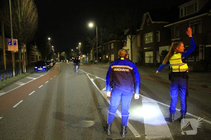 Vrouw gewond bij botsing tussen fietser en auto