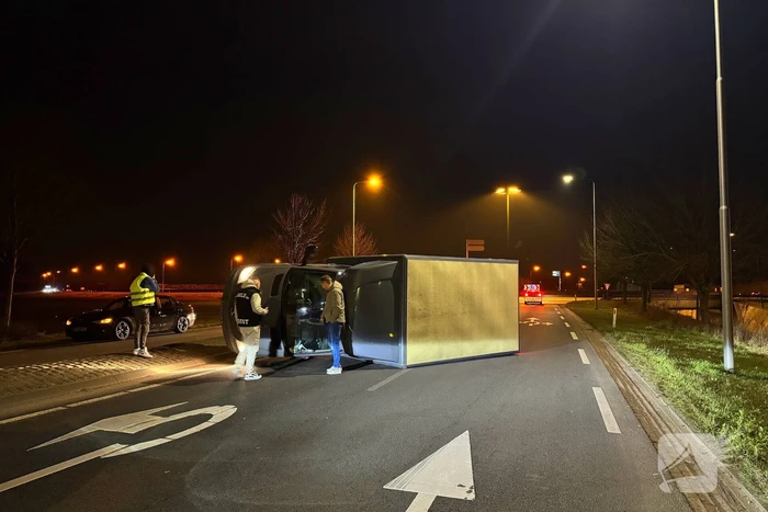 Bakwagen kantelt na verlaten rotonde