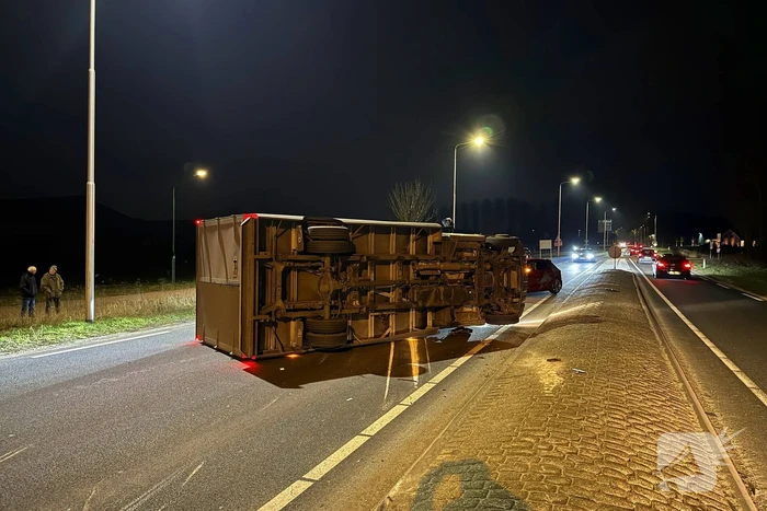 Bakwagen kantelt na verlaten rotonde