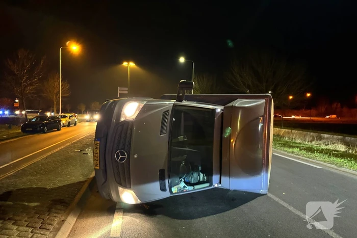 Bakwagen kantelt na verlaten rotonde