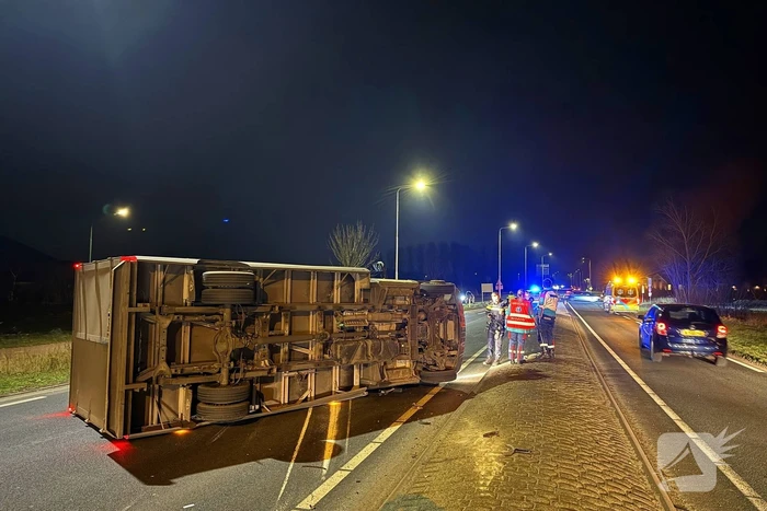 Bakwagen kantelt na verlaten rotonde